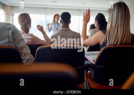 Gruppe von Geschäftsleuten, die dem Dozenten Fragen in einer Arbeitsatmosphäre beim Seminar stellen. Menschen, Arbeit, Unternehmen, Geschäftskonzept. Stockfoto