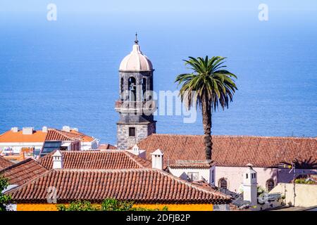 Altstadt mit Kirchturm von la orotava an der Meer auf teneriffa Stockfoto