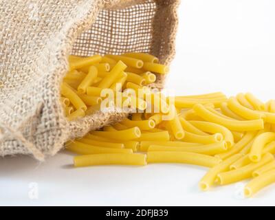 Penne-Pasta aus einem Jutesack. Konzept rund um Konsum und Handel. Stockfoto