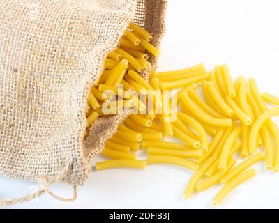 Penne-Pasta aus einem Jutesack. Konzept rund um Konsum und Handel. Stockfoto