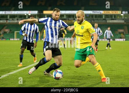 Teemu Pukki von Norwich City (rechts) und Moses Odubajo von Sheffield am Mittwoch (links) kämpfen während des Sky Bet Championship-Spiels in Carrow Road, Norwich, um den Ball. Stockfoto