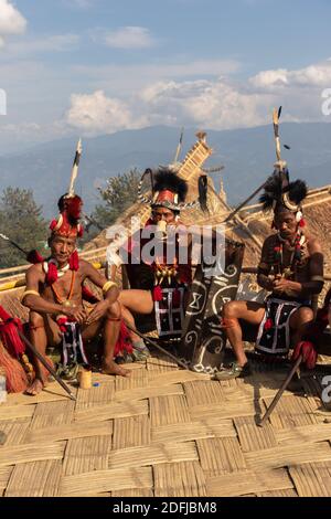 Eine Gruppe von Naga Krieger sitzen und trinken in einem Traditionelle Naga Hütte in Nagaland Indien am 2. Dezember 2016 Stockfoto