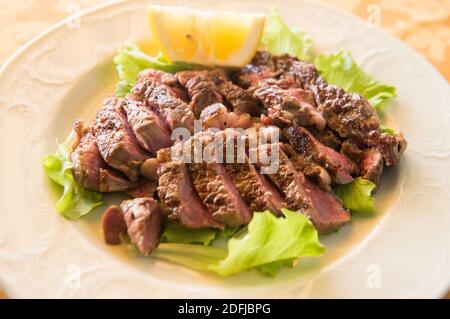 Gescooktes Fleisch, geschnitten, Tagliata di Manzo cotta Stockfoto