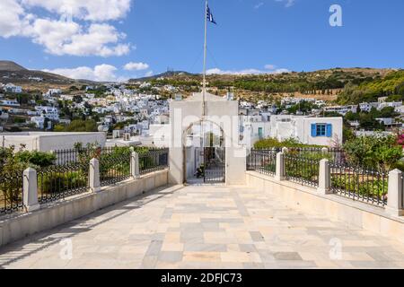 Paros, Griechenland - 27. September 2020: Die Altstadt von Lefkes auf der Insel Paros in Griechenland Stockfoto