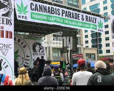 New York, NY, USA - 4. Mai 2019: Am 4. Mai 2019 versammeln sich Menschen auf einer Cannabisparade und Kundgebung auf dem Union Square in New York. Stockfoto