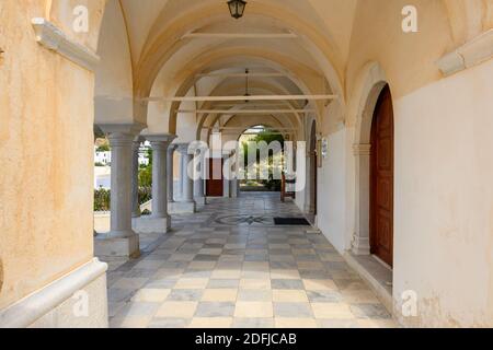 Paros, Griechenland - 27. September 2020: Säulen und Bögen auf dem Hof der byzantinischen Kirche Agia Triada in Lefkes auf der Insel Paros, Kykladen, Gr Stockfoto