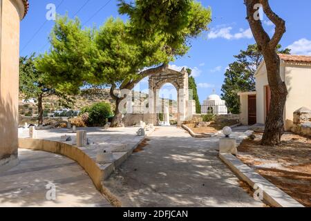 Paros, Griechenland - 27. September 2020: Weg zum alten griechischen Friedhof in Lefkes auf der Insel Paros. Stockfoto