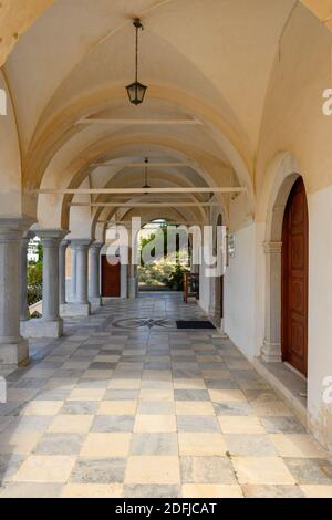 Paros, Griechenland - 27. September 2020: Säulen und Bögen auf dem Hof der byzantinischen Kirche Agia Triada in Lefkes auf der Insel Paros, Kykladen, Gr Stockfoto