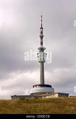 Fernsehsender auf dem Hügel von Praded in Jeseniky Mountains, Tschechische Republik Stockfoto