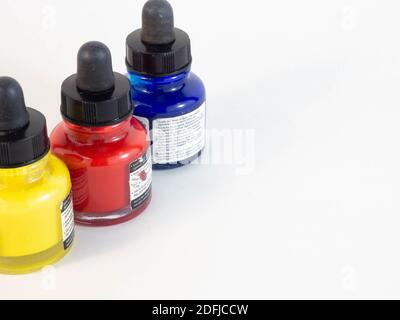 Set aus drei Töpfen mit gelber, blauer und roter Acrylfarbe. Konzept rund um Kreativität, Kunst und Schule. Stockfoto