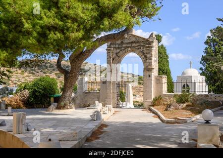 Paros, Griechenland - 27. September 2020: Eingangstor der alte griechische Friedhof in Lefkes auf der Insel Paros. Stockfoto