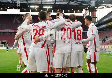 Stadt Köln Köln, Deutschland. 5. Dez, 2020. firo: 05.12.2020 Fußball: Fußball: 1. Bundesliga-Saison 2020/21 FC Köln Köln - VfL Wolfsburg 2: 1 Tor, Jubel, links nach rechts Marius Wolf, Jan Thielmann, Dominick Drexler, Elvis Rexhbecaj, goalschuetze Ondrej Duda, Ismail Jakobs (Köln) Credit: Thorsten Wagner/Witters/POOL/via firoportphoto usage worldwide/dpa/Alamy Live News Stockfoto