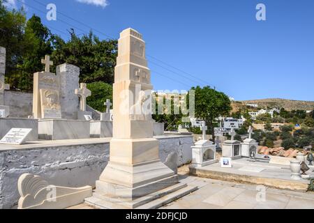 Paros, Griechenland - 27. September 2020: Altgriechischer Friedhof in Lefkes auf der Insel Paros. Stockfoto