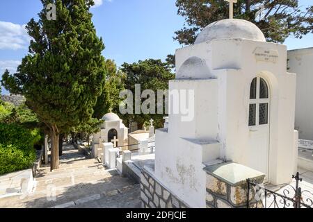 Paros, Griechenland - 27. September 2020: Altgriechischer Friedhof in Lefkes auf der Insel Paros. Stockfoto