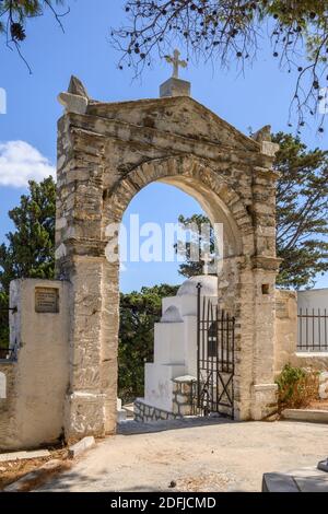 Paros, Griechenland - 27. September 2020: Eingangstor zum griechischen Friedhof in Lefkes auf der Insel Paros. Stockfoto