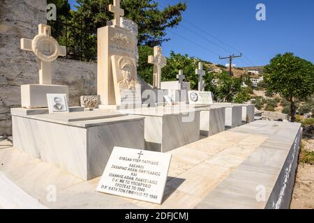 Paros, Griechenland - 27. September 2020: Altgriechischer Friedhof in Lefkes auf der Insel Paros. Stockfoto