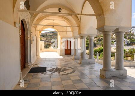 Paros, Griechenland - 27. September 2020: Säulen und Bögen auf dem Hof der byzantinischen Kirche Agia Triada in Lefkes auf der Insel Paros, Kykladen, Gr Stockfoto