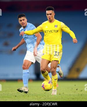 Fulhams Antonee Robinson kommt beim Premier League-Spiel im Etihad Stadium in Manchester an Rodrigo Hernandez Rodri vorbei (links). Stockfoto