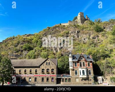 Luftaufnahme des Weindorfes Altenahr und seiner Burg, Moselregion, Deutschland Stockfoto