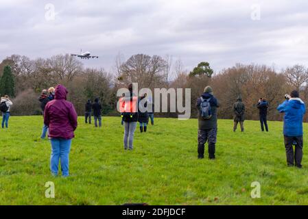 Flugplatz Dunsfold, Surrey, Großbritannien. Dezember 2020. British Airways kündigte im Juli 2020 die sofortige Einstellung ihrer Flotte von Boeing 747 Jumbo Jets aufgrund der Auswirkungen der COVID 19-Pandemie auf den Flugverkehr an. Seitdem sind die Flugzeuge zu verschiedenen Standorten für Lagerung und Verschrottung geflogen, mit nur einer Handvoll in einem Stück. Drei 747-er-Modelle waren im Retro-Stil zur Feier des hundertjährigen Bestehens der Fluggesellschaft im Jahr 2019 gestrichen worden, von denen einer – G-BNLY in den 1980er Jahren "Landor" blau/grau – dem Verschrottungsrisiko ausgesetzt war, aber heute von Cardiff aus für nicht-fliegende Filmarbeiten und die Ausstellung in Dunsfold für Aviation Filming Ltd. Einflog Stockfoto