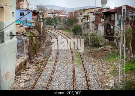 ISTANBUL, TÜRKEI - 13. AUGUST 2018: Sirkeci - Halkali Eisenbahnlinie für den Zug nach Suburban. Istanbul, Türkei. Stockfoto