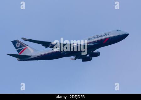 Flugplatz Dunsfold, Surrey, Großbritannien. Dezember 2020. British Airways kündigte im Juli 2020 die sofortige Einstellung ihrer Flotte von Boeing 747 Jumbo Jets aufgrund der Auswirkungen der COVID 19-Pandemie auf den Flugverkehr an. Seitdem sind die Flugzeuge zu verschiedenen Standorten für Lagerung und Verschrottung geflogen, mit nur einer Handvoll in einem Stück. Drei 747-er-Modelle waren im Retro-Stil zur Feier des hundertjährigen Bestehens der Fluggesellschaft im Jahr 2019 gestrichen worden, von denen einer – G-BNLY in den 1980er Jahren "Landor" blau/grau – dem Verschrottungsrisiko ausgesetzt war, aber heute von Cardiff aus für nicht-fliegende Filmarbeiten und die Ausstellung in Dunsfold für Aviation Filming Ltd. Einflog Stockfoto