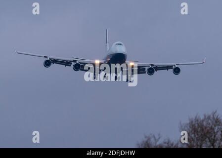 Flugplatz Dunsfold, Surrey, Großbritannien. Dezember 2020. British Airways kündigte im Juli 2020 die sofortige Einstellung ihrer Flotte von Boeing 747 Jumbo Jets aufgrund der Auswirkungen der COVID 19-Pandemie auf den Flugverkehr an. Seitdem sind die Flugzeuge zu verschiedenen Standorten für Lagerung und Verschrottung geflogen, mit nur einer Handvoll in einem Stück. Drei 747-er-Modelle waren im Retro-Stil zur Feier des hundertjährigen Bestehens der Fluggesellschaft im Jahr 2019 gestrichen worden, von denen einer – G-BNLY in den 1980er Jahren "Landor" blau/grau – dem Verschrottungsrisiko ausgesetzt war, aber heute von Cardiff aus für nicht-fliegende Filmarbeiten und die Ausstellung in Dunsfold für Aviation Filming Ltd. Einflog Stockfoto