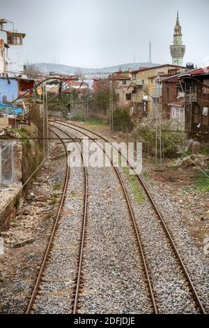 ISTANBUL, TÜRKEI - 13. AUGUST 2018: Sirkeci - Halkali Eisenbahnlinie für den Zug nach Suburban. Istanbul, Türkei. Stockfoto
