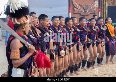 Eine Gruppe von Naga Tribesmen und Frauen in ihren gekleidet Traditionelle Kleidung Tanz während Hornbill Festival in Nagaland Indien auf Dezember 2016 Stockfoto