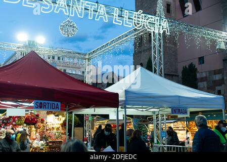 barcelona, spanien - 3. dezember 2020: Menschen besuchen weihnachtsmarkt in barcelona Kathedrale bekannt als "fira de santa lucia" mit covid 19 Einschränkungen auf Stockfoto