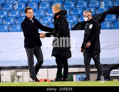 Fulham-Manager Scott Parker (links) schüttelt am Ende des Premier-League-Spiels im Etihad Stadium, Manchester, die Hände gegen Manchester City-Manager Pep Guardiola. Stockfoto