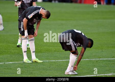 SEVILLA, 05-12-2020. Primera Division Spanische Liga. Liga. Stadion Ramón Sánchez-Pizjuán. Karim Benzema und Rodrygo gehen (Real Madrid) während des Spiels Sevilla FC - Real Madrid. Foto: Juan Jose Ubeda/PROSHOTS. Stockfoto