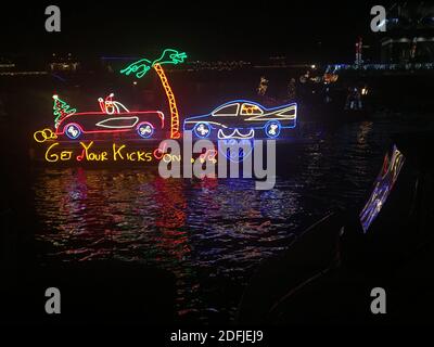 Boot im Hafen mit Neonlicht für Weihnachten geschmückt Stockfoto