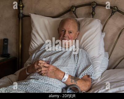 Älterer Mann im Krankenhausbett. Stockfoto