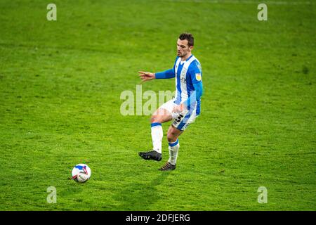 5. Dezember 2020 The John Smiths Stadium, Huddersfield, Yorkshire, England; English Football League Championship Football, Huddersfield Town gegen Queens Park Rangers; Harry Toffolo auf dem Ball Stockfoto