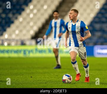 5. Dezember 2020 The John Smiths Stadium, Huddersfield, Yorkshire, England; English Football League Championship Football, Huddersfield Town gegen Queens Park Rangers; Lewis O'Brien am Ball Stockfoto