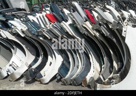 Gebrauchte Autoteile für Verkauf und Recycling Stockfoto