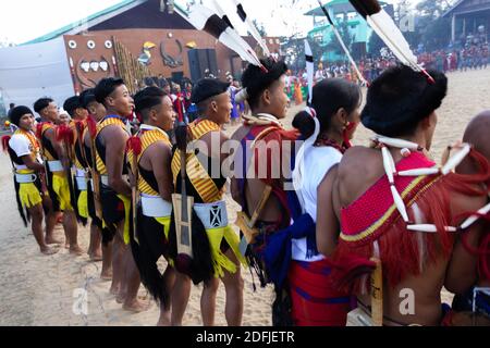 Stammesmänner verschiedener Stämme Nagalands, die am 2. Dezember 2016 im Dorf Kisama in Nagaland Indien in einer Reihe zusammenstanden Stockfoto