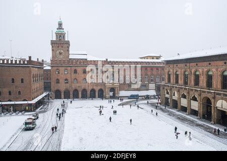 Aus der Vogelperspektive auf der Piazza Maggiore, Bologna, Emilia Romagna, Italien, während der Woche „das Biest aus dem Osten“ bei schlechtem Wetter in Europa Stockfoto