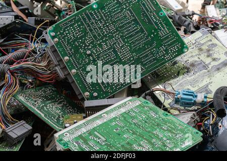 Schrott-Yard Leiterplatte elektronische Abfälle für das Recycling mit selektivem Fokus. Hauptplatine elektronische Abfälle Stockfoto