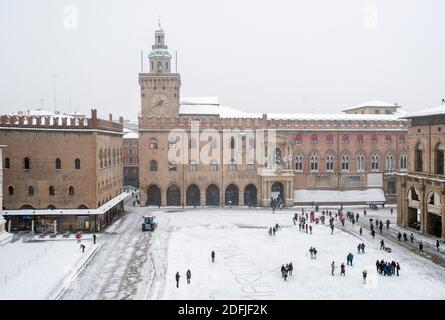 Blick von oben auf den Schneefall auf die Piazza Maggiore, Bologna, Emilia Romagna, Italien, während der Woche „das Biest aus dem Osten“ bei schlechtem Wetter in Europa Stockfoto