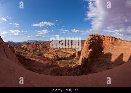 Am frühen Morgen Panoramablick von Delicate Arch in der Nähe von Moab auf die atemberaubende Umgebung Berge und Täler, Utah, Vereinigte Staaten von Amerika Stockfoto