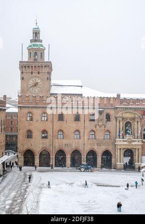 Blick von oben auf den Schneefall auf die Piazza Maggiore, Bologna, Emilia Romagna, Italien, während der Woche „das Biest aus dem Osten“ bei schlechtem Wetter in Europa Stockfoto