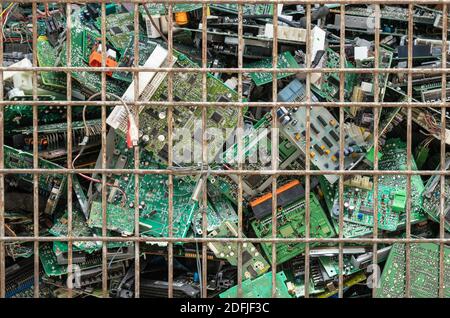 Schrott-Yard Leiterplatte elektronische Abfälle für das Recycling mit selektivem Fokus. Hauptplatine elektronische Abfälle Stockfoto