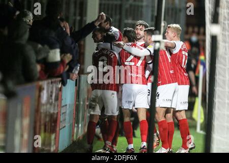 Cheltenham, Großbritannien. Dezember 2020. Cheltenham feiern ihr fünftes Tor mit ihren Fans während des EFL Sky Bet League 2 Spiels zwischen Cheltenham Town und Exeter City am 5. Dezember 2020 im Jonny-Rocks Stadium, Cheltenham, England. Foto von Dave Peters. Nur redaktionelle Verwendung, Lizenz für kommerzielle Nutzung erforderlich. Keine Verwendung bei Wetten, Spielen oder Veröffentlichungen einzelner Vereine/Vereine/Spieler. Kredit: UK Sports Pics Ltd/Alamy Live Nachrichten Stockfoto