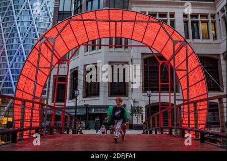 London, Großbritannien. Dezember 2020. The Clew by Ottotto on Cubitt Steps - Connected by Light ist eine kuratierte Sammlung von Lichtkunstwerken, die neun neue Lichtinstallationen in das Anwesen Canary Wharf bringt. Mit dem jährlichen Winter Lights Festival verschoben, mit Sicherheit als Priorität, haben sie speziell eine kleine Anzahl von Stücken, die aus der Ferne geschätzt werden können ausgewählt, so dass sie sicher Menschen zusammen bringen, um einige der besten Lichtkünstler Großbritanniens zu erleben. Kredit: Guy Bell/Alamy Live Nachrichten Stockfoto