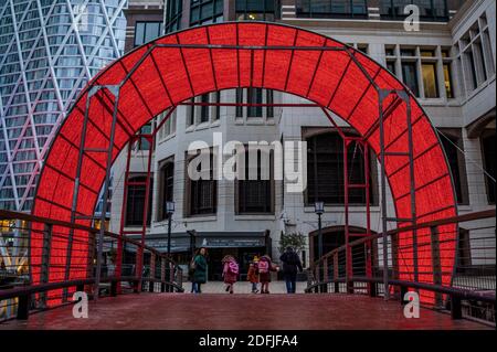 London, Großbritannien. Dezember 2020. The Clew by Ottotto on Cubitt Steps - Connected by Light ist eine kuratierte Sammlung von Lichtkunstwerken, die neun neue Lichtinstallationen in das Anwesen Canary Wharf bringt. Mit dem jährlichen Winter Lights Festival verschoben, mit Sicherheit als Priorität, haben sie speziell eine kleine Anzahl von Stücken, die aus der Ferne geschätzt werden können ausgewählt, so dass sie sicher Menschen zusammen bringen, um einige der besten Lichtkünstler Großbritanniens zu erleben. Kredit: Guy Bell/Alamy Live Nachrichten Stockfoto