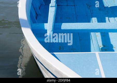 Detail eines alten hölzernen traditionellen Fischerboot, erhalten und gepflegt mit blauer Farbe, blaues Hintergrundbild, authentisches Fischerboot Stockfoto