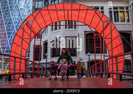 London, Großbritannien. Dezember 2020. The Clew by Ottotto on Cubitt Steps - Connected by Light ist eine kuratierte Sammlung von Lichtkunstwerken, die neun neue Lichtinstallationen in das Anwesen Canary Wharf bringt. Mit dem jährlichen Winter Lights Festival verschoben, mit Sicherheit als Priorität, haben sie speziell eine kleine Anzahl von Stücken, die aus der Ferne geschätzt werden können ausgewählt, so dass sie sicher Menschen zusammen bringen, um einige der besten Lichtkünstler Großbritanniens zu erleben. Kredit: Guy Bell/Alamy Live Nachrichten Stockfoto