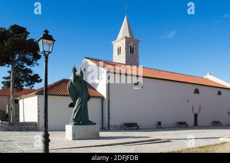 Nin, Kroatien - Stadtplatz mit historischer Kirche des Hl. Anselm und berühmter Statue des Gregor von Nin von Ivan Meštrović Stockfoto